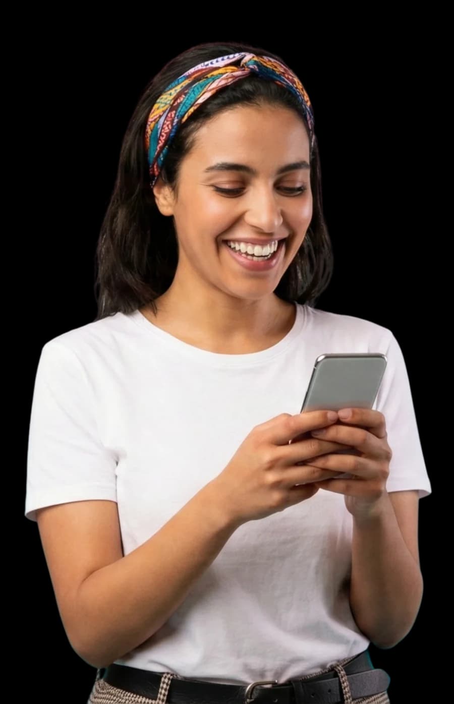Experte en marketing digital utilisant son téléphone - MIVARA Agency
